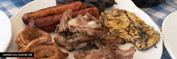 Carne a la brasa en barbacoa para acompañar a las chuletas de la huerta